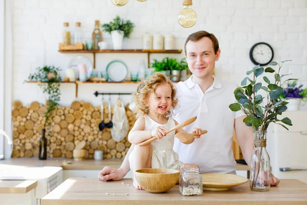 Ojciec Córka Bawią Się Płatkami Kuchni Koncepcja Edukacji Montessori Razem — Zdjęcie stockowe
