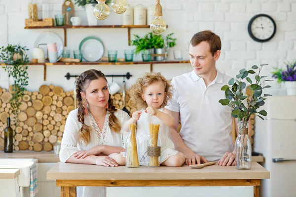 Masadaki Mutfakta Oynayan Küçük Bir Kız Çocuğu Mutlu Aile Babası — Stok fotoğraf