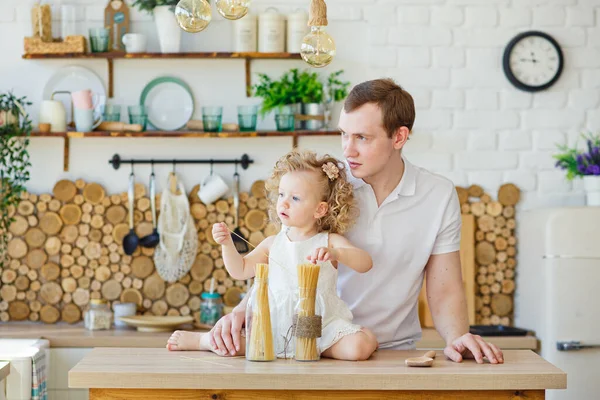 Mała Dziewczynka Bawiąca Się Kuchni Przy Stole Szczęśliwy Ojciec Rodziny — Zdjęcie stockowe