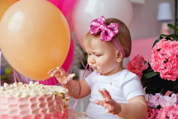 Ένα Κοριτσάκι Στο Τραπέζι Τούρτα Γενεθλίων Και Μπαλόνια Κατάρρευση Της — Φωτογραφία Αρχείου