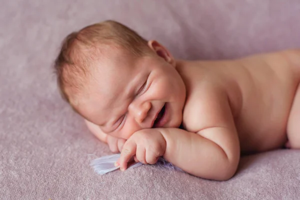 Крупный План Прекрасного Спящего Ребенка Новорожденная Девушка Спит Одеяле Портрет — стоковое фото