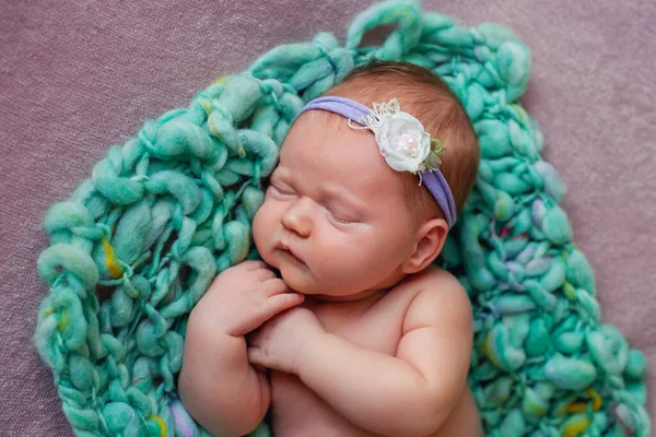 Крупный План Прекрасного Спящего Ребенка Новорожденная Девушка Спящая Бирюзой Одеяле — стоковое фото