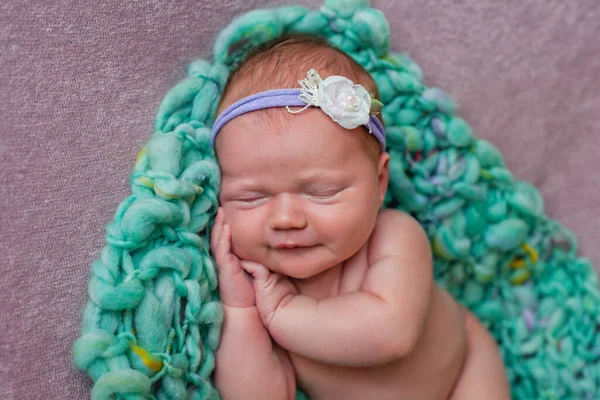 Крупный План Прекрасного Спящего Ребенка Новорожденная Девушка Спящая Бирюзой Одеяле — стоковое фото