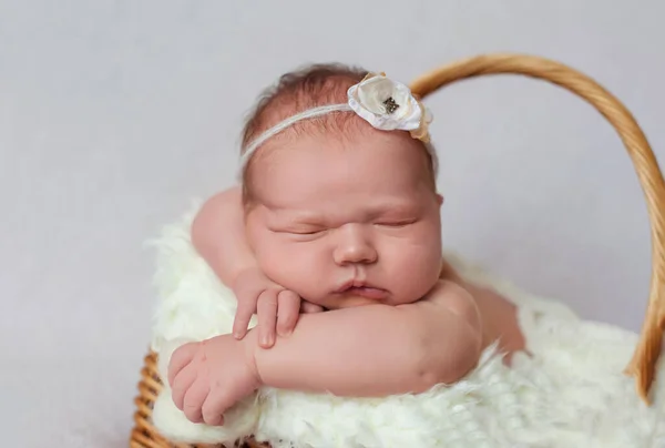 Крупный План Очаровательного Новорожденного Ребенка Спящего Плетеной Корзине Милый Малыш — стоковое фото