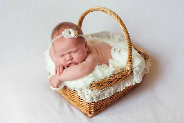 Close Van Een Schattige Pasgeboren Baby Die Een Rieten Mandje — Stockfoto