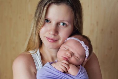 Bir anne yeni doğmuş kızını kollarına alır. Aşk ve aile kavramı. Yeni doğmuş kız. yeni hayat.