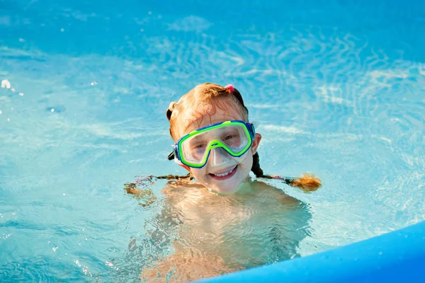 Menina Está Feliz Nadando Piscina Com Uma Máscara Natação Ele — Fotografia de Stock