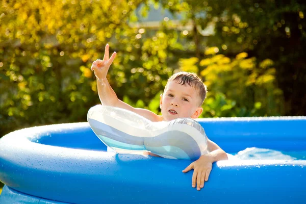 Menino Feliz Nadando Uma Piscina — Fotografia de Stock