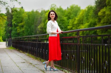 Parktaki demir köprüde poz veren kadınlar