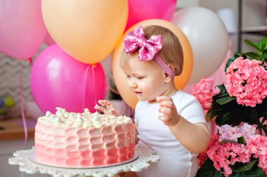 Doğum günü pastası ve balonları olan küçük bir kız. Pastanın çöküşü. Crashcake.