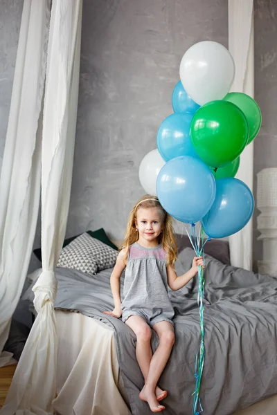 Ένα Μικρό Κορίτσι Στέκεται Μπαλόνια Στην Κρεβατοκάμαρα Ένα Παιδί Μπαλόνια — Φωτογραφία Αρχείου