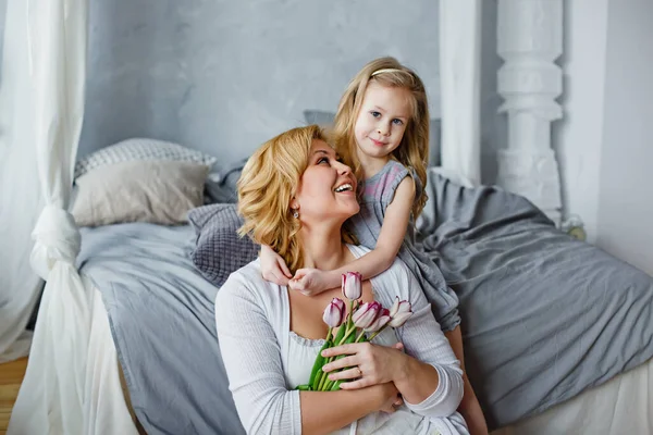 Dia Das Mulheres Felizes Feliz Dia Mãe Uma Criança Filha — Fotografia de Stock