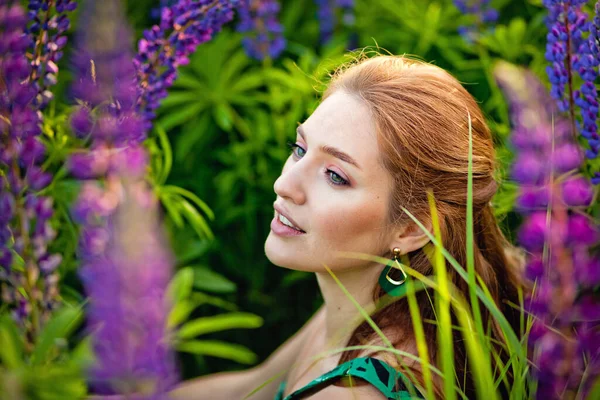 Una Giovane Bella Ragazza Con Capelli Rossi Seduta Con Lupin — Foto Stock