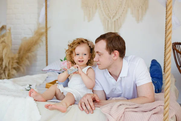 Bebê Encantador Bonito Berço Branco Hora Manhã Está Hora Relaxar — Fotografia de Stock