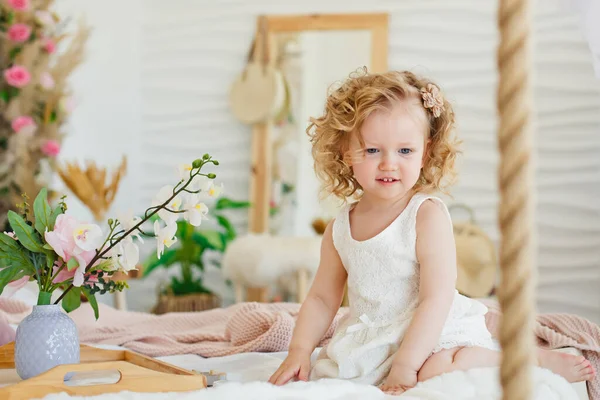 Nettes Entzückendes Kleines Mädchen Einem Weißen Bett Morgens Entspannungszeit Baby — Stockfoto
