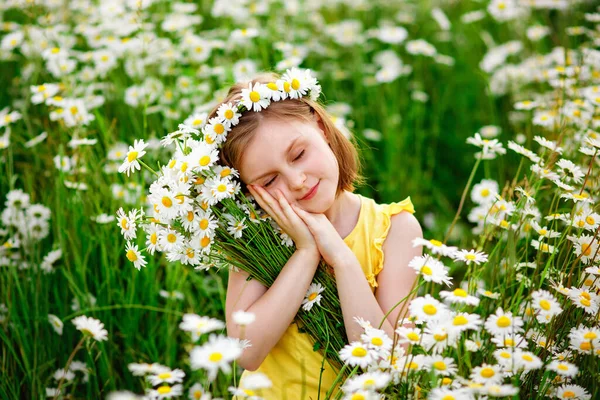 Smiling Girl Chamomile Field Spring Enjoys Scent Daisies His Eyes — Stock Photo, Image
