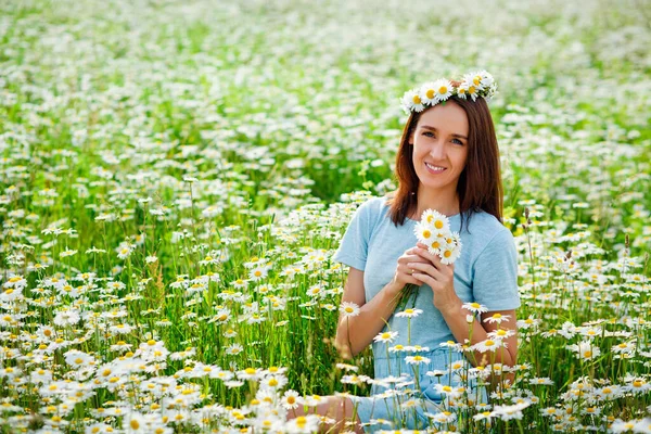 Mulher Bonita Uma Grinalda Flores Desfrutando Campo Camomila Sentado Prado — Fotografia de Stock