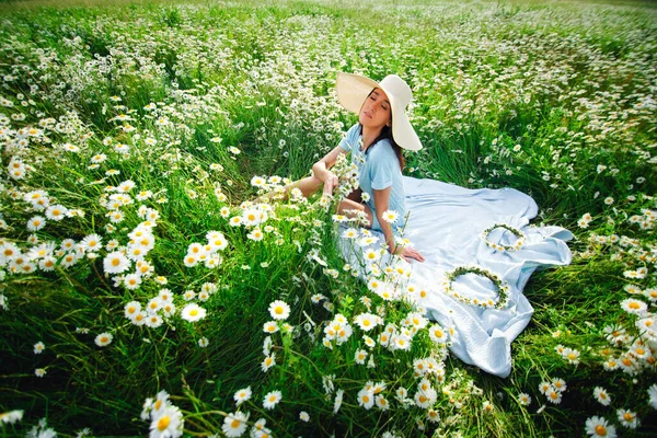 Een Mooie Vrouw Een Hoed Genietend Van Een Kamille Veld — Stockfoto