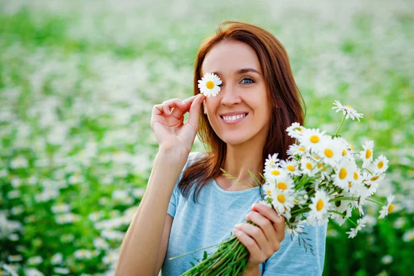 Flicka Blå Klänning Ett Kamomillfält Flickan Kramar Massa Prästkragar Och — Stockfoto