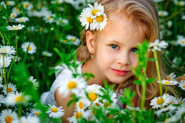 Mooi Blond Meisje Lachen Een Veld Van Madeliefjes Bij Zonsondergang — Stockfoto