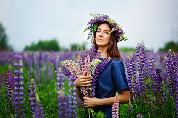 Een Vrouw Een Blauwe Jurk Een Paars Lupineveld Grasveld Met — Stockfoto