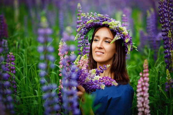 Femme Robe Bleue Dans Champ Lupins Violets Prairie Fleurs Violettes — Photo