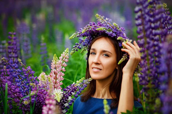 Kvinna Blå Klänning Och Krans Huvudet Ett Lila Lupinfält Äng — Stockfoto