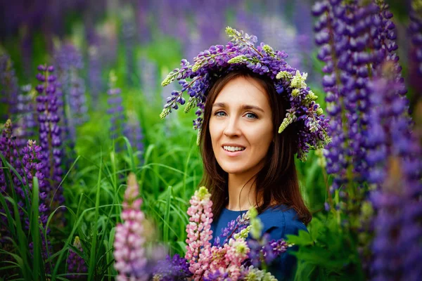Vrouw Blauwe Jurk Paars Lupine Veld Grasveld Van Violette Bloemen — Stockfoto