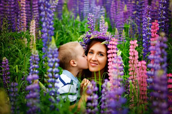 Eine Mutter Einem Blauen Kleid Mit Einem Blumenkranz Auf Dem — Stockfoto