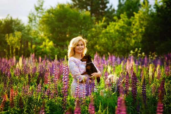 Madre Figlia Una Radura Con Fiori Lupino Nel Campo Madre — Foto Stock