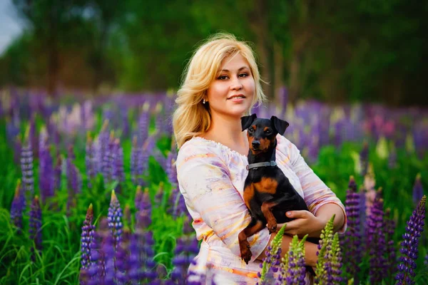 Une Fille Dans Une Clairière Avec Des Fleurs Lupin Dans — Photo