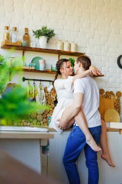 Birbirine aşık bir çift evde kahve eşliğinde lezzetli bir kahvaltı yapar, fotokopi çekerler. Birlikte sabah. Parlak mutfakta ailenle güzel vakit geçirmek..