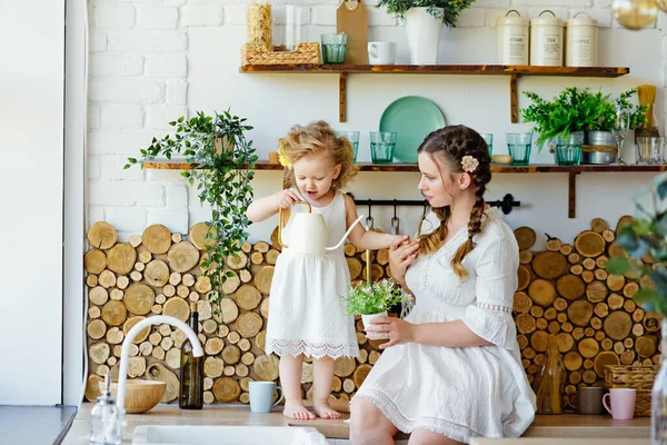 Menina Pequena Brincando Cozinha Mesa Família Feliz Mãe Filho Filha — Fotografia de Stock