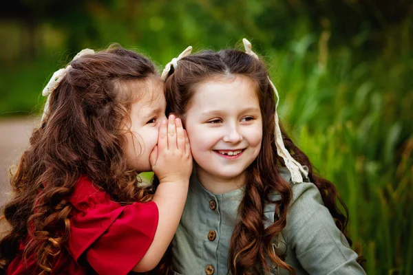 Дві Маленькі Дівчата Довгим Волоссям Червоно Зеленій Сукні Сидять Грають — стокове фото