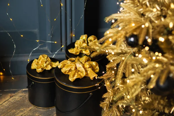 Bola Preta Natal Numa Árvore Dourada Brinquedos Natal Presentes Uma — Fotografia de Stock