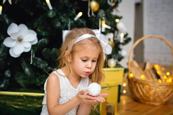 Lycklig Liten Dam Med Blont Hår Hänger Ballonger Nära Granen — Stockfoto