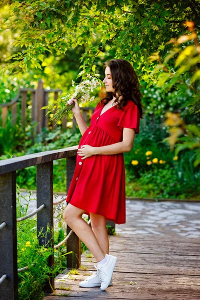 Una Giovane Donna Incinta Felice Vestito Rosso Con Fiori Nelle — Foto Stock