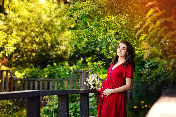 Una Giovane Donna Incinta Felice Vestito Rosso Con Fiori Nelle — Foto Stock