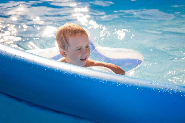 Menino Feliz Nadando Uma Piscina — Fotografia de Stock