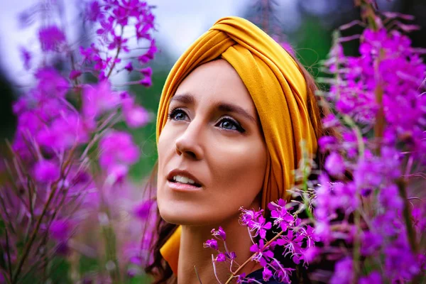 Girl Yellow Turban Her Head Collects Flowers Field Bouquet Pink — Stock Photo, Image