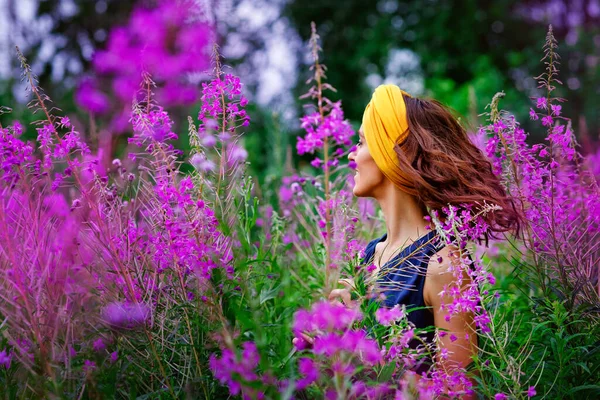 Young Beautiful Girl Collects Flowers Field Sexy Woman Walks Summer — Stock Photo, Image