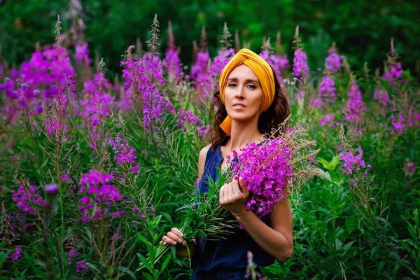 Young Beautiful Girl Collects Flowers Field Woman Walks Field Flowers — Stock Photo, Image