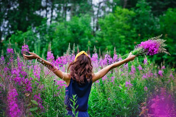 Young Girl Collects Bouquet Pink Flowers Field Narrow Leaved Cypress — Stock Photo, Image