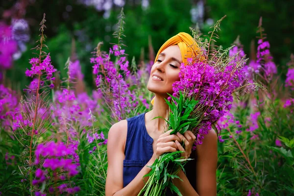 Une Jeune Belle Fille Recueille Des Fleurs Dans Champ Une — Photo