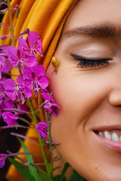 Girl Snails Her Face Natural Beauty Beautiful Delicate Face Harmony — Stock Photo, Image