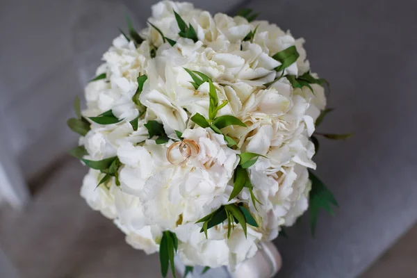 Gold Wedding Rings Bunch White Hydrangeas Sofa Wedding Still Life — Stock Photo, Image