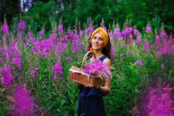 Young Girl Collects Bouquet Pink Flowers Field Narrow Leaved Cypress — Stock Photo, Image