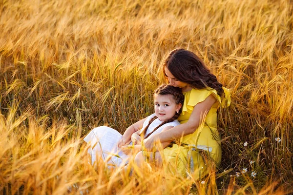 Une Femme Enceinte Robe Jaune Avec Fille Robe Blanche Assoit — Photo