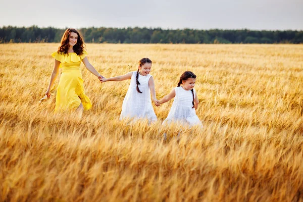 Une Femme Enceinte Robe Jaune Avec Deux Filles Robes Blanches — Photo