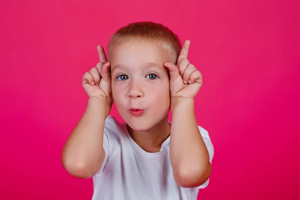 Een Jonge Blanke Man Met Blauwe Ogen Gekleed Een Wit — Stockfoto